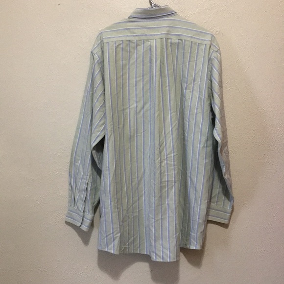 L.L. Bean wrinkle resistant button down - Picture 4 of 5